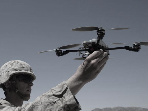 Člen armády držíce právě nalezený dron