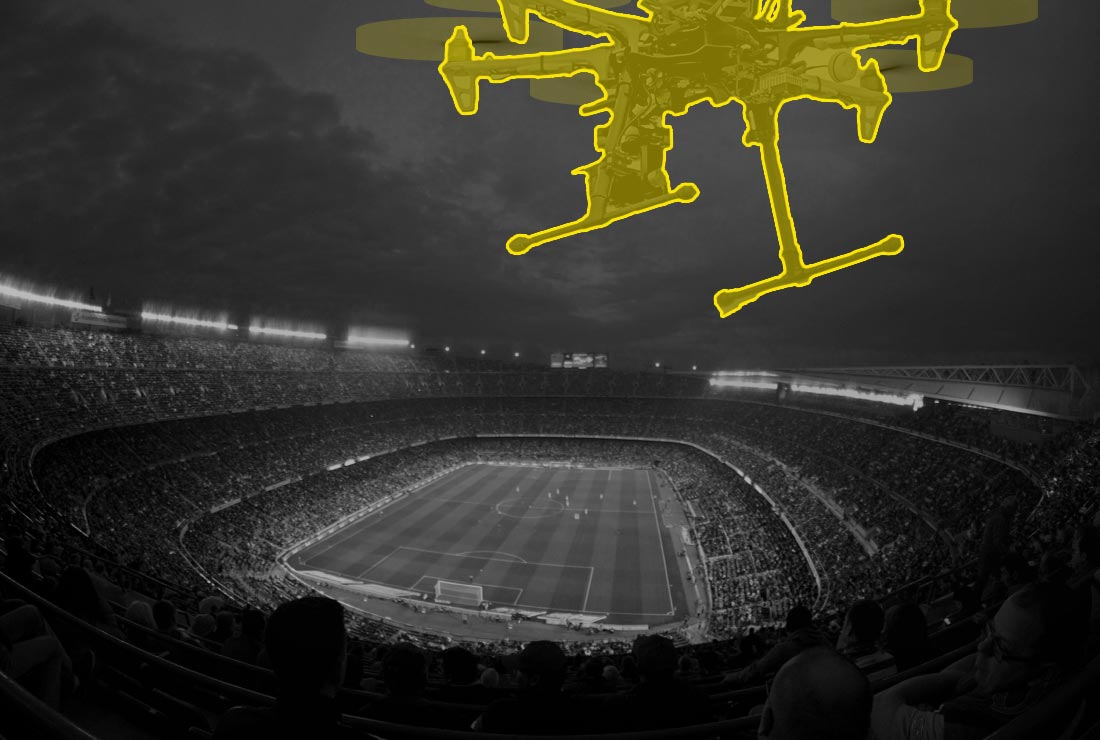 Dron létajíce nad stadionem plným lidí