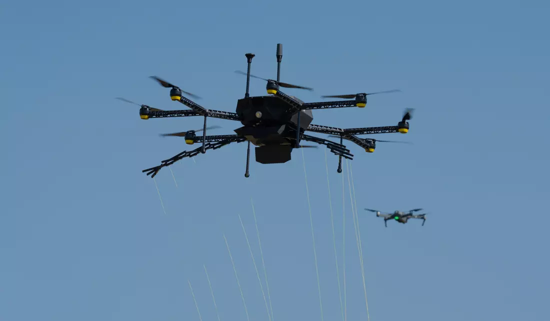 EAGLE se dostává do vhodné pozice pro provedení lapícího manévru