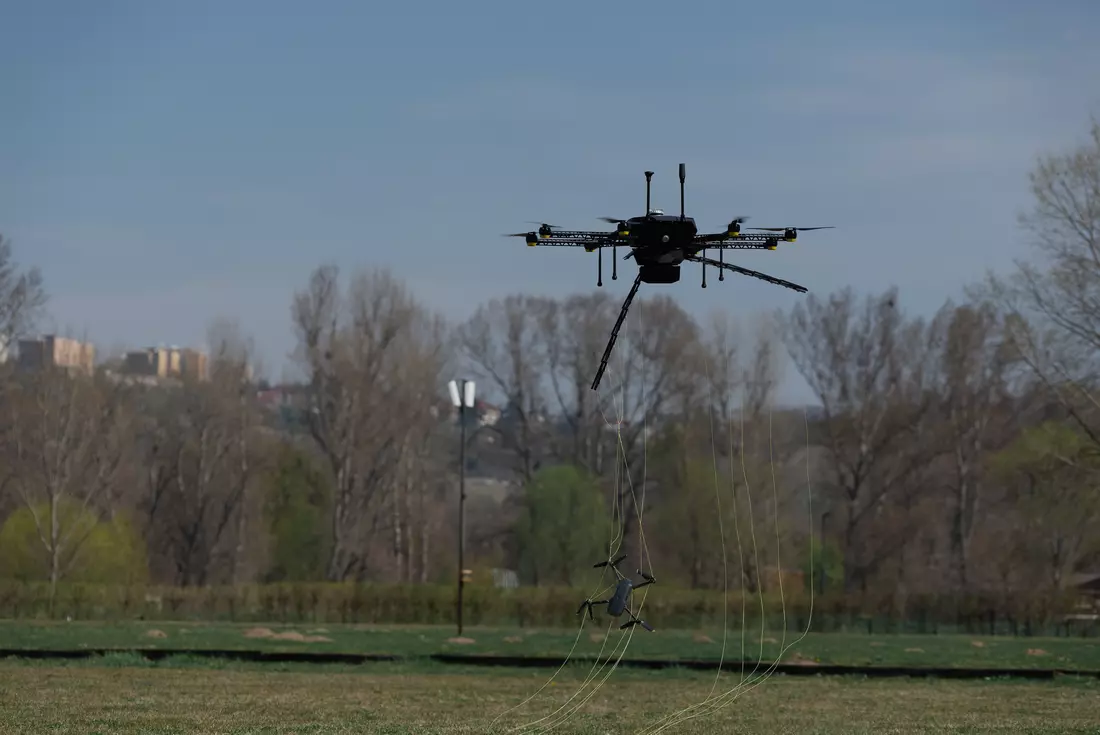 EAGLE se vrací zpět na základnu s vetřelcem lapeným v síti
