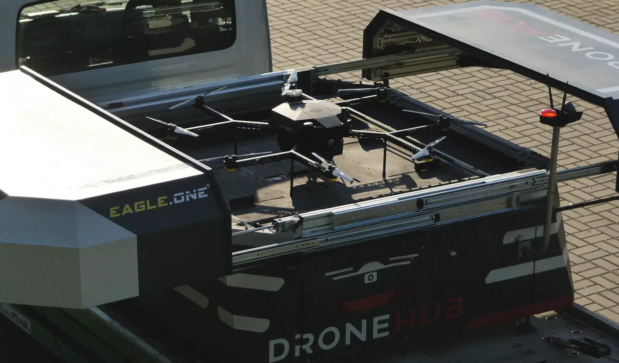 EAGLE v jeho základně, kde konstantně čeká na další misi